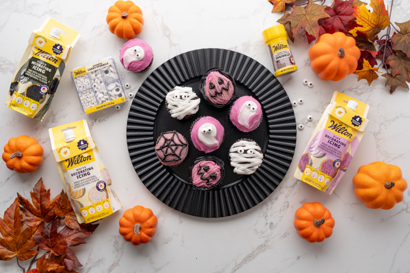 wilton-ramona-cruz-peters-halloween-easy-cupcakes-free-from-icing-pouch-08-1-.png